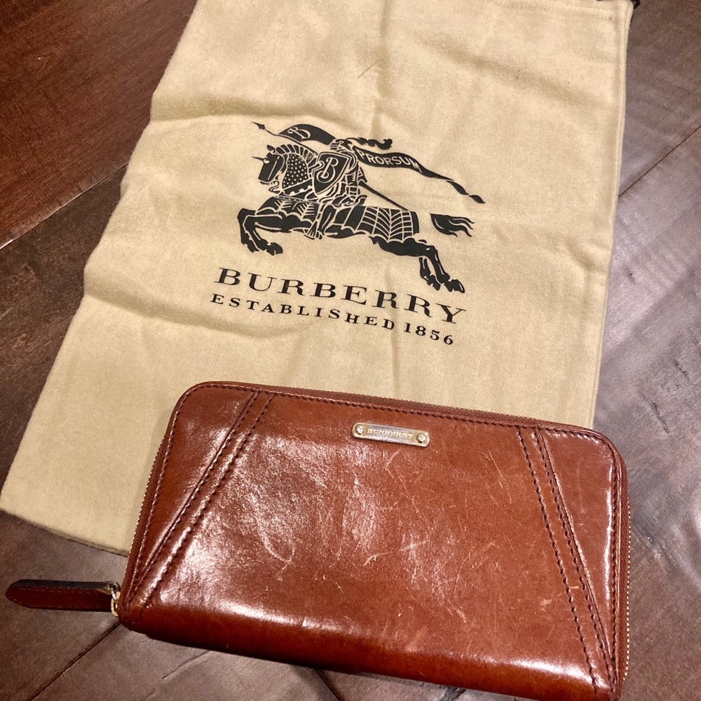 Authentic Burberry Zipped Wallet. Made in Italy.